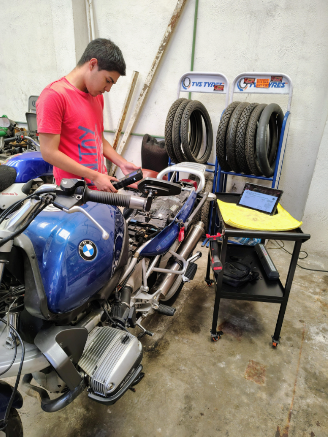 Mecánico trabajando en motocicleta